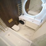 Планировка ванной комнаты в ЖК Level Причальный, вид сверху: белая ванна, раковина со встроенной стиральной машиной.