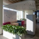 Маркерный стенд в зоне Tech Support VK Team lounge со ступенчатым диваном, овальным зеркалом, кашпо и стульями cinema.