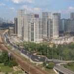 Вид из окна на современные жилые комплексы, транспортную развязку Очаковского шоссе и панораму Москвы.
