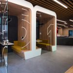 Зона open space с белыми столами в офисе МТС на Воронцовской