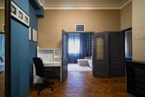 Детальный план квартиры у Патриарших: рабочее место, проход в гостиную, паркет и высокие потолки с лепниной
