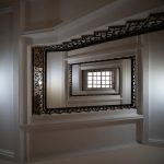 Парадный подъезд исторического дома: кованые перила, классическая лепнина