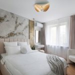 Интерьер мастер-спальни в светлых тонах с золотым декором, туалетным столиком и мягким креслом на Комсомольском проспекте 27с5 — съёмка Кирилла Толль