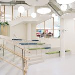 Амфитеатр и стеллажи в библиотеке Letovo Junior. Архитектурная фотосъемка Кирилл Толль. Москва, Раменский бульвар, д. 1, инновационная школа