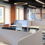 Офис open space с рабочими столами, оранжевыми пуфами и зелеными пальмами в кашпо в БЦ Лотос, интерьерная фотосъемка Кирилла Толль