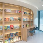 Дизайнерские книжные стеллажи в библиотеке Letovo Junior. Архитектурная съемка Кирилл Толль. Москва, Раменки, рядом с МГУ и кластером Яндекса