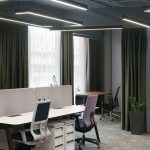 Вертикальный ракурс офиса open space, сиреневое эргономичное кресло, прямоугольные потолочные светильники, фотограф Кирилл Толль