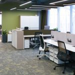 Офис open space с сотрудниками за работой, рабочие станции бенч, БЦ Сириус Парк Москва, фотограф Кирилл Толль
