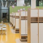 Амфитеатр в атриуме школы Летово Джуниор. Профессиональная архитектурная съемка Кирилл Толль. Раменский бульвар, Москва, дизайн общественных пространств