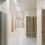 Вид на учебный класс через стеклянную перегородку в Летово Джуниор. Архитектурная съемка Кирилл Толль. ЗАО Москва, метро Раменки, современный кампус