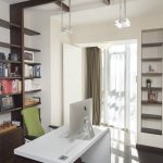 Современное рабочее место с iMac у окна в ЖК Тушино-2018. Дизайнерский потолок и книжные стеллажи. Фото: Кирилл Толль.