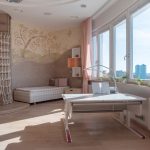 Рабочая зона в детской комнате у панорамного окна. Вид на Москву, спортивный уголок и дизайнерские обои. Фотограф Кирилл Толль.