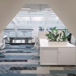 Двухуровневый офис open space с панорамным наклонным остеклением, белыми столами и креслами в БЦ Лотос, профессиональная съемка Кирилла Толль