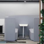 Рабочие места open space со светлыми креслами, кирпичными стенами и подвесными акустическими панелями в БЦ Лотос, фотограф Кирилл Толль