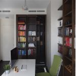 Современный кабинет с функциональным книжным шкафом, белым столом и дизайнерским освещением. Фотограф Кирилл Толль.