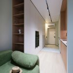 Перспектива узкой прихожей и кухонной зоны в интерьере студии ЖК Фрост фотограф Кирилл Толль