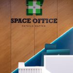 Стена с фирменным логотипом Space Office деревянными панелями и бирюзовым архитектурным элементом