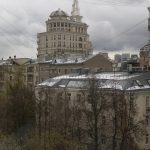 Вид из окна на исторические крыши района Патриарших прудов и башню дома Патриарх