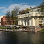 Широкий план павильона и летней веранды ресторана у воды на Патриарших прудах