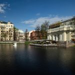 Вид на исторический павильон и ресторан у воды на Патриарших прудах в Москве