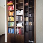 Встроенный книжный шкаф с выдвижной секцией в интерьере кабинета. Фотограф Кирилл Толль.