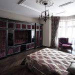 Встроенный шкаф с бархатными вставками и мягкое кресло в интерьере спальни ЖК Грин Плаза, Хлыновский тупик 4. Классический стиль с элементами ар-деко.