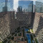 Панорамный вид на архитектурный ансамбль ЖК Level Причальный: градиентные фасады, благоустроенный двор-парк, близость к Москва-Сити и Шелепихинской набережной.