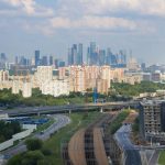 Панорамный вид из окна ЖК Матвеевский парк: транспортная развязка, современные жилые корпуса и небоскребы Москва-Сити на горизонте.