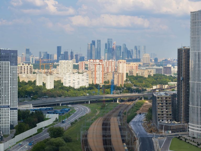 Интерьерная съёмка студии 19 м² в ЖК Матвеевский парк, Очаково-Матвеевское, Москва — вид на Москва-Сити из окна