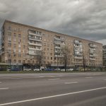Фасад кирпичного жилого дома 27с5 на Комсомольском проспекте в Хамовниках — съёмка Кирилла Толль