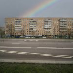 Радуга над кирпичным жилым домом 27с5 на Комсомольском проспекте в Москве — фото Кирилла Толль