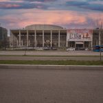 Панорама Комсомольского проспекта с видом на МДМ и закатное небо напротив дома 27с5 — фото Кирилла Толль