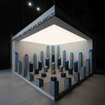 Концептуальный светящийся куб от Nefa Architects. Параметрические кристаллы на гранях создают оптический эффект изменения объема. Ночная съемка на темном фоне павильона.