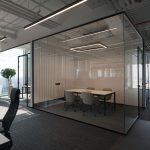 Стеклянный куб для совещаний в стиле лофт с прямоугольным столом и полукруглыми офисными креслами.