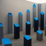 Внутренние пилоны куба Nefa Architects крупным планом. Сложная геометрия кристалловидных элементов, сквозь которые пробивается мягкий рассеянный свет.