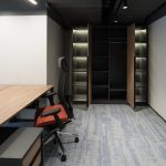 Распашной офисный шкаф-гардероб со встроенной LED-подсветкой стеклянных полок и деревянными фасадами.