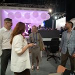 Финальный групповой портрет команды и соучредителей Space Office в момент искреннего дружеского смеха с VIP-гостем стенда. Выставка завершена, брифы собраны, контакты налажены. Эмоции транслируют лидерство и надежность бренда.