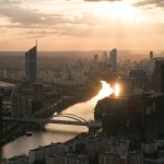 Вид на Дорогомиловский мост и реку на закате из окна офисного здания.