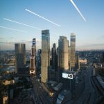 Вид на комплекс небоскрёбов Москва-Сити и башню Федерация при дневном освещении.