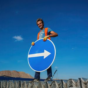 Молодой рабочий с инструментом, портрет в движении