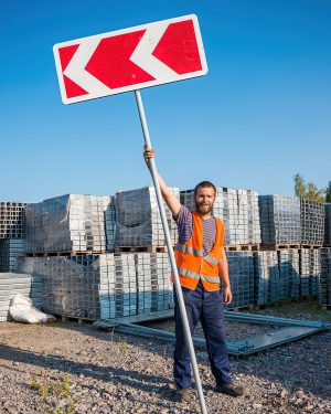 Строитель с предупреждающим знаком, динамичный портрет