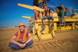 Бригада студентов и наставник на стройплощадке, общение и работа