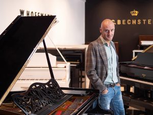 а вот он - директор. портрет