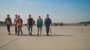 Вся бригада юных строителей собралась для общего фото на объекте