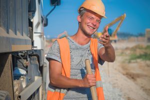 Студент с лопатой, усталый взгляд после работы, репортажный портрет