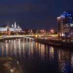 ночной панорама Москвы вид с моста у храма Христа Спасителя на дом Эстрады и Кремль