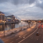 панорамама москвы. вид с моста на храм христа спасителя и дом эстрады