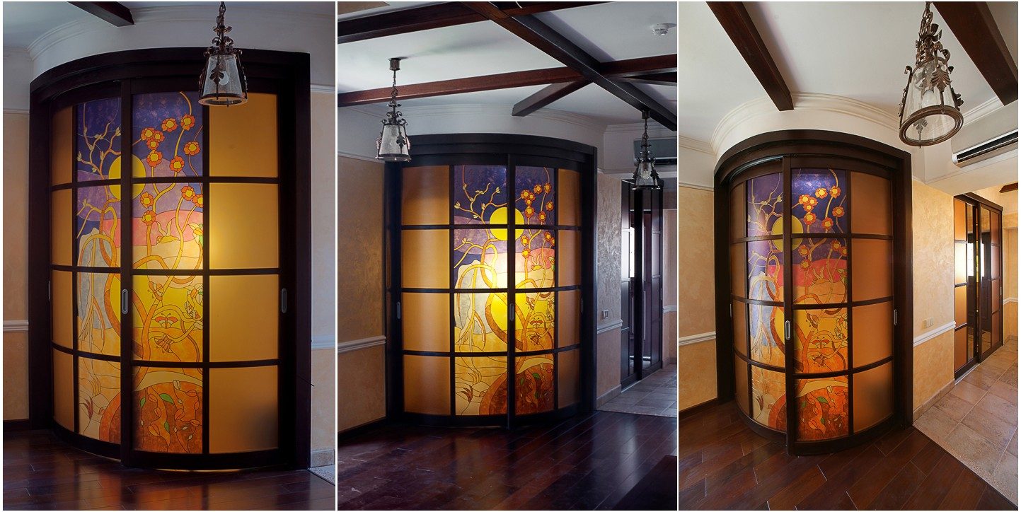 Гардероб с витражной дверью на моей даче. Три фотографии с разных точке при использовании различных фокусных расстояний.