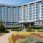 Radisson Slavyanskaya, входная группа, вечерняя подсветка