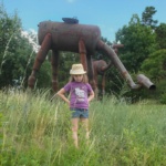 о детских площадках: портрет девочки в поле на фоне железных динозавров. Этот артефакт из Праги. Рядом с Пражским зоопарком стоит красота.